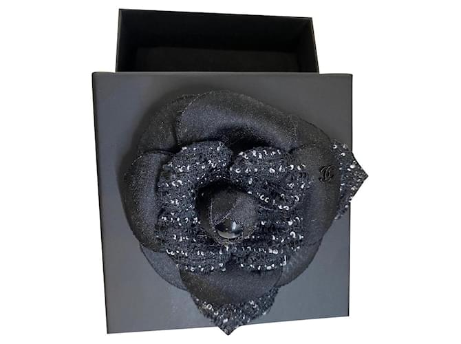 Broche Chanel Camellia , En blanco y negro , neuf Tweed  ref.359668