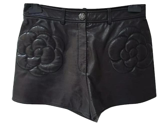 Pantalones cortos de camelia de cuero negro Chanel Sz 36  ref.361165