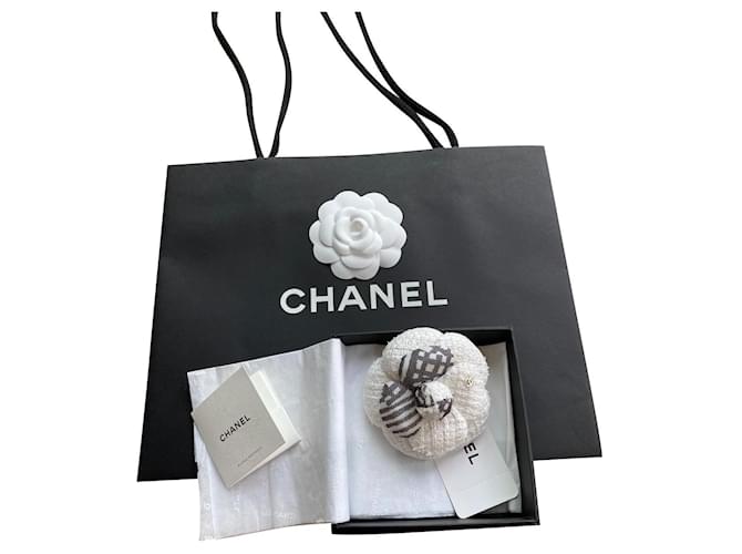 Chanel Broche Camélia en Tweed ( état neuf ) Noir Blanc cassé  ref.362210