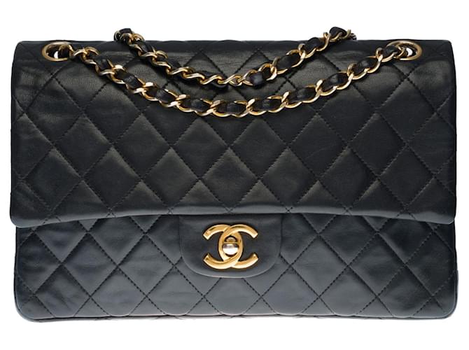 Magnífico bolso Chanel Timeless Medium 25cm con solapa forrada en piel de cordero acolchada negra, guarnición en métal doré Negro Cuero  ref.363593