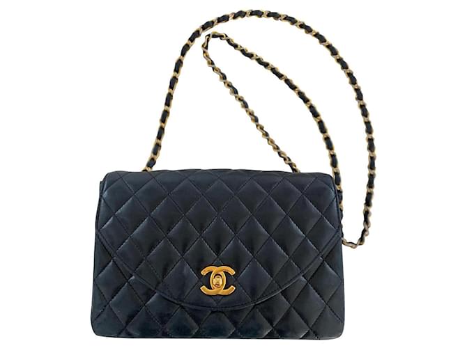 Timeless Chanel Überschlagtasche aus Lammleder 9 , Gebraucht in gutem Zustand. Es ist ein wirklich klassisches und zeitloses Design. Schwarz Lammfell  ref.364122