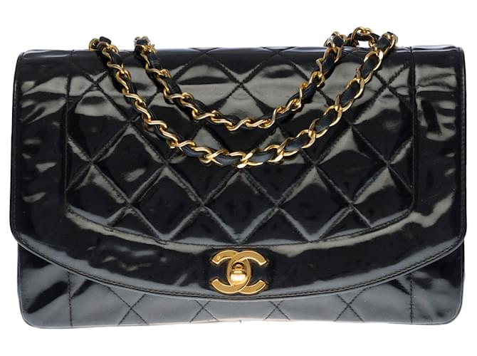 Very chic Chanel Diana shoulder bag in black quilted patent leather,  garniture en métal doré ref.364404 - Joli Closet