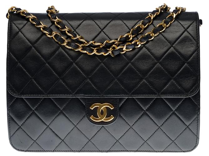 Timeless Sehr schicke Umhängetasche von Chanel Classique 25 cm in schwarz gestepptem Lammfell, garniture en métal doré Leder  ref.364427