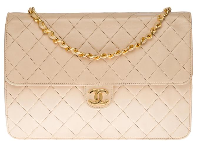 Timeless Sehr schicke Umhängetasche von Chanel Classique 25 cm beige gestepptes Lammfell, garniture en métal doré Leder  ref.364990