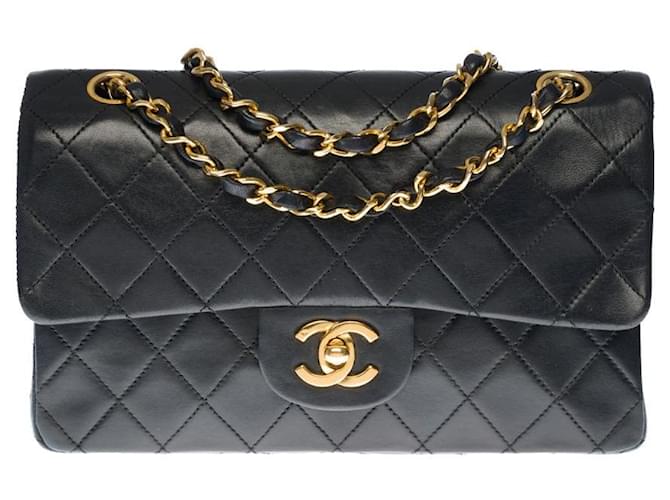 L'ambita borsa Chanel Timeless 23cm con patta foderata in agnello nero trapuntato, garniture en métal doré Pelle  ref.366662