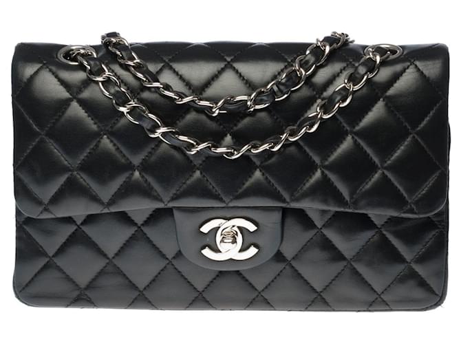 A cobiçada bolsa Chanel Timeless 23cm com aba forrada em pele de cordeiro preta acolchoada, Garniture en métal argenté Preto Couro  ref.367779
