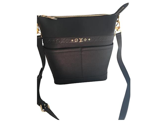 Louis Vuitton Shoulder bag Black Leather  ref.371072