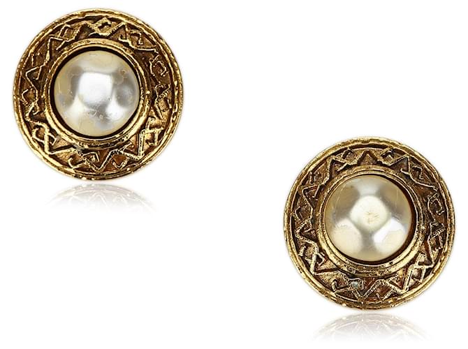 Boucles d'oreilles Chanel en fausses perles dorées Métal  ref.376320