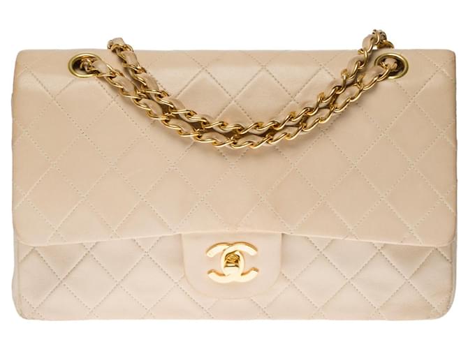 Superba borsa Chanel Timeless Medium con patta foderata in pelle di agnello trapuntata beige, garniture en métal doré  ref.376431