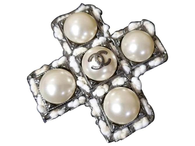 Broche croix 'CC' en métal argenté et fausse perle Chanel Multicolore  ref.376481