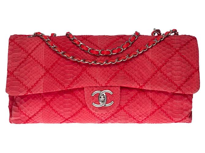 Chanel Sac à main Classique XL en Python rouge Cuirs exotiques  ref.379979