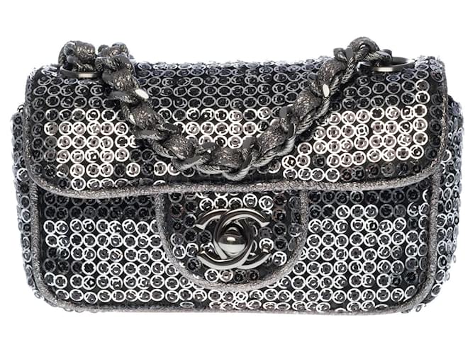 Classique Rarissime sac série limitée Chanel Mini Flap bag en micro sequins argentés brodés, garniture en métal argenté  ref.379985