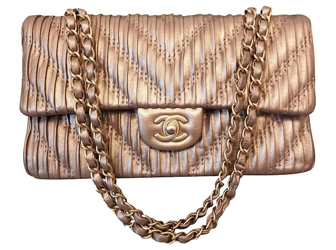 Classique Sac à rabat moyen Chanel Gold Chevron en édition limitée Cuir Doré  ref.380129