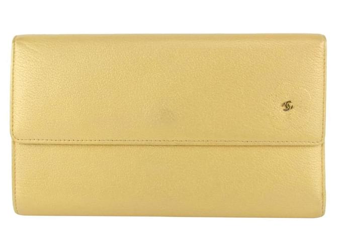 Chanel Portefeuille long à rabat à trois volets avec logo CC doré 930C12 Cuir Or blanc  ref.380327