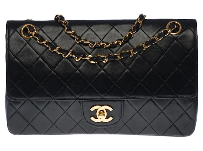 Bolsa excelente Chanel Timeless Medium 25cm com aba forrada em pele de cordeiro acolchoada preta, garniture en métal doré Preto Couro  ref.381681