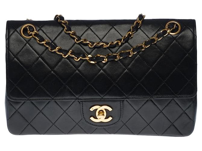 Stupenda borsa Chanel Timeless Medium 25cm con patta foderata in agnello trapuntato nero, garniture en métal doré Pelle  ref.381681