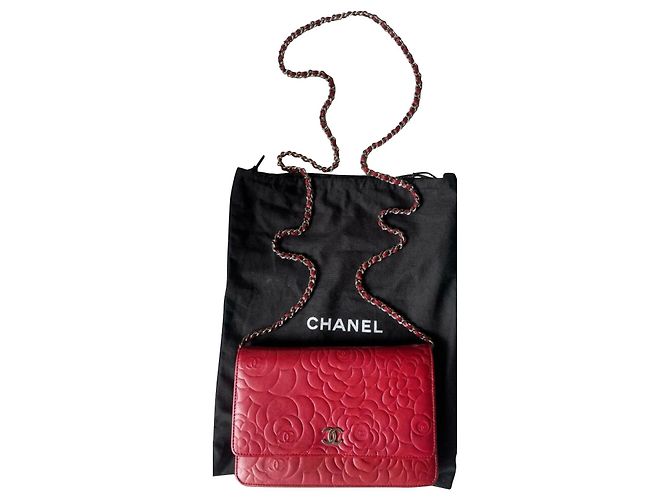 Wallet On Chain Bolso de mano Chanel WOC Camellia en cuero rojo oscuro Burdeos