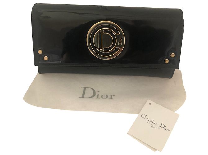 Cartera Dior de charol negro con herrajes dorados
