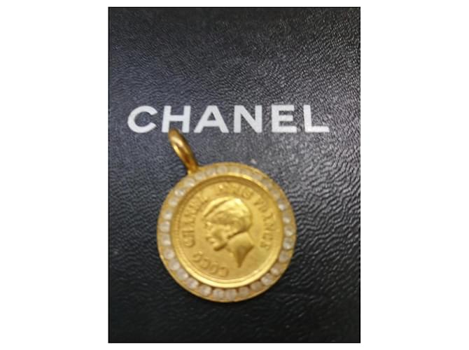 Coco Crush Pingente Chanel Dourado Metal  ref.383195