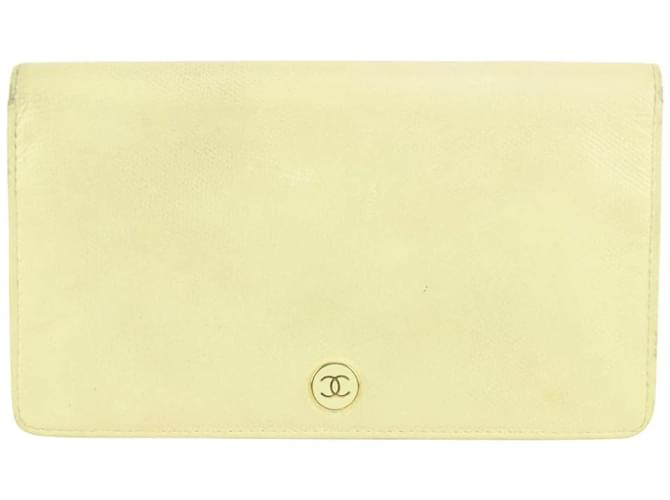 Chanel Cartera larga línea de botones con logo CC de piel de becerro beige 7CC929 Cuero  ref.383694