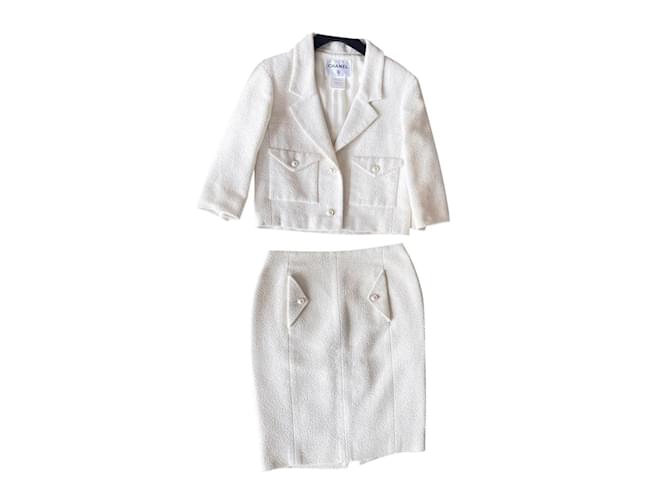 Chanel Kultiger Tweed-Anzug in Ecru Roh  ref.383991