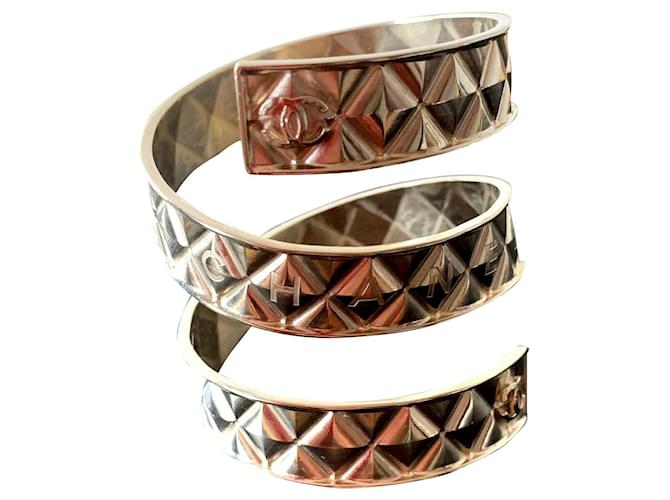Chanel Goldenes Spiral-Manschettenarmband Metall  ref.384729
