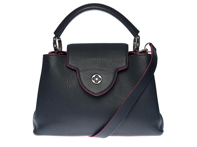 Splendida borsa Louis Vuitton Capucines BB serie limitata bicolore è realizzata in pelle Taurillon blu navy con bordatura rossa dei bordi, raccordi in metallo argentato  ref.384774