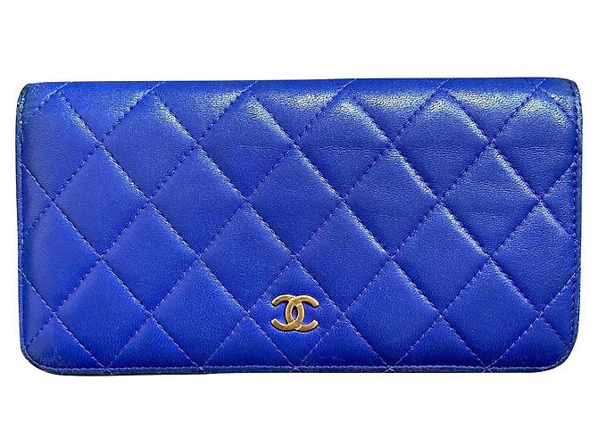 Cartera Chanel Timeless Classic de cuero acolchado azul real