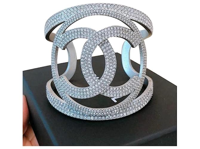 Großes Chanel CC Kristall-Manschettenarmband Silber Metall  ref.385901