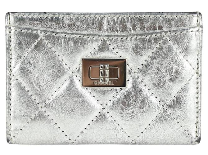 Chanel Estuche tipo billetera con tarjetero Turnlock de cuero plateado acolchado reeditado Plata  ref.386734