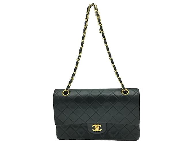 Chanel Black Medium Classic Lambskin Leather lined Flap Bag  ref.387574
