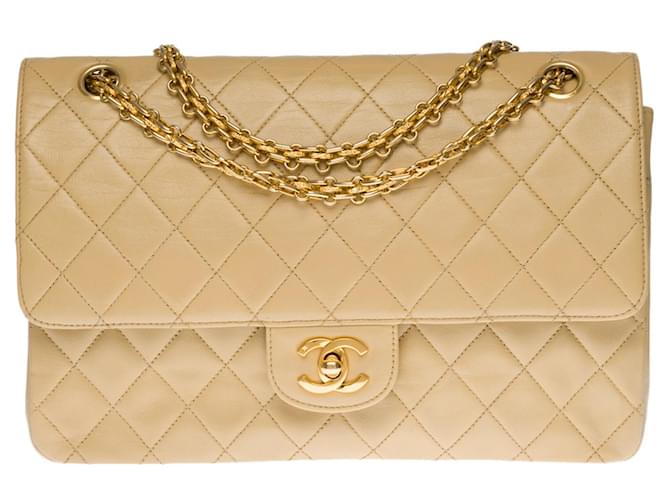 Excelente bolsa Chanel Timeless / Classique Coco com aba forrada em pele de cordeiro acolchoada bege, garniture en métal doré Couro  ref.387966