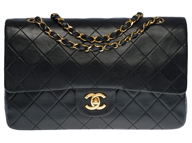 Bolso mediano Splendid Chanel Timeless 25cm con solapa forrada en piel acolchada negra, guarnición en métal doré Negro Cuero  ref.388039