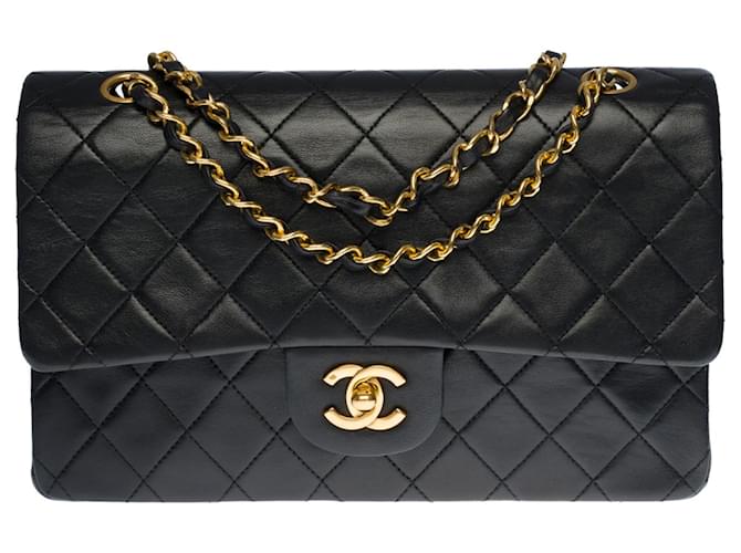 Bolso mediano Splendid Chanel Timeless 25cm con solapa forrada en piel acolchada negra, guarnición en métal doré Negro Cuero  ref.388176