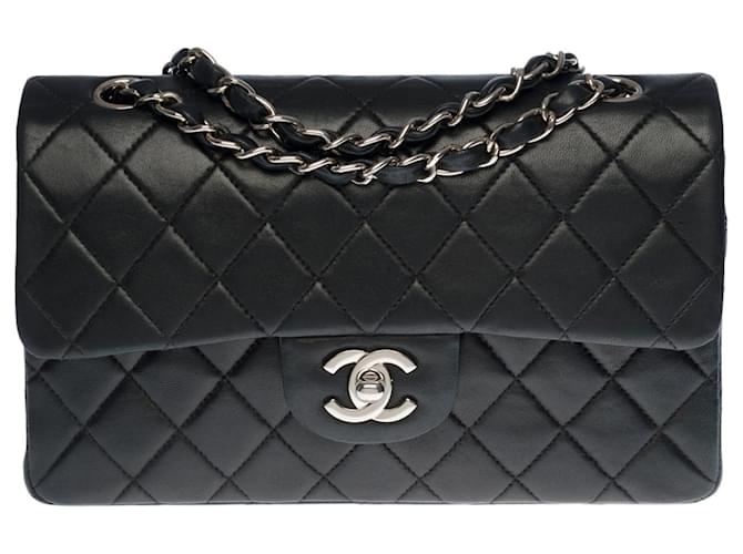 Esplêndida e procurada bolsa Chanel Timeless 23cm com aba forrada em couro preto acolchoado, Garniture en métal argenté  ref.388352