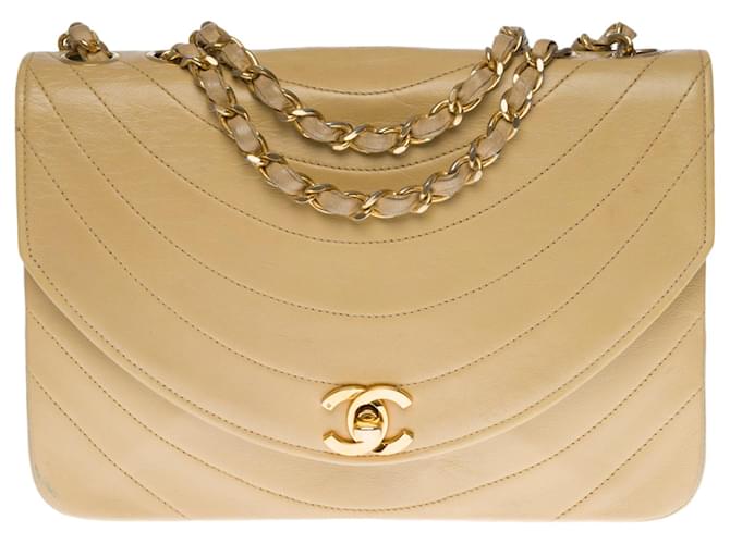 Classique Splendide sac bandoulière Chanel Flap bag en cuir matelassé beige, garniture en métal doré  ref.388353