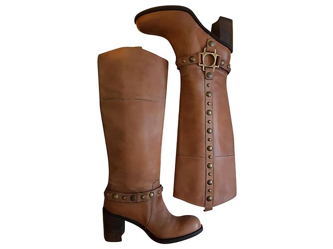 Janet & Janet Tan Stivali con tacco in pelle marrone chiaro e rivetti in metallo Beige Caramello