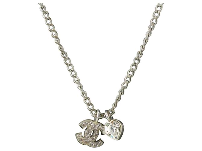 Chanel 04Una collana a catena con cuore di cristallo CC 6cas1012  ref.391710