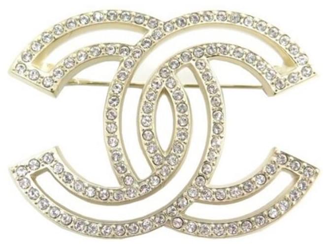 Other jewelry NEW CHANEL BROOCH CC LOGO & STRASS A64746 IN GOLD METAL NEW  GOLDEN BROOCH ref.393374 - Joli Closet