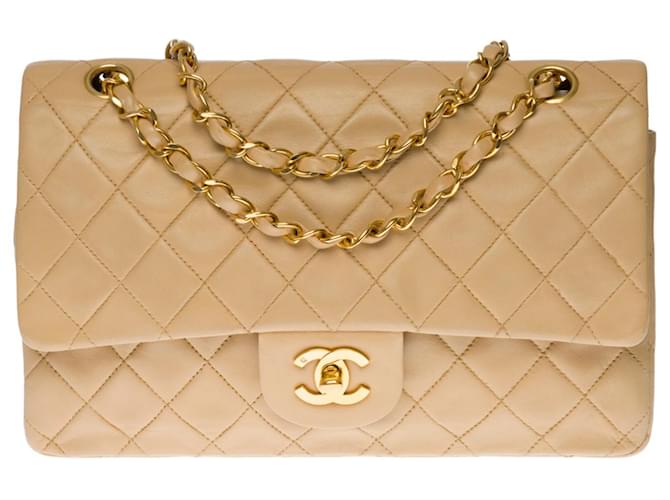Splendida borsa Chanel Timeless media in pelle trapuntata beige, garniture en métal doré  ref.393994