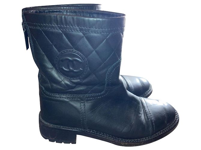 Botas Biker Chanel em couro preto acolchoado