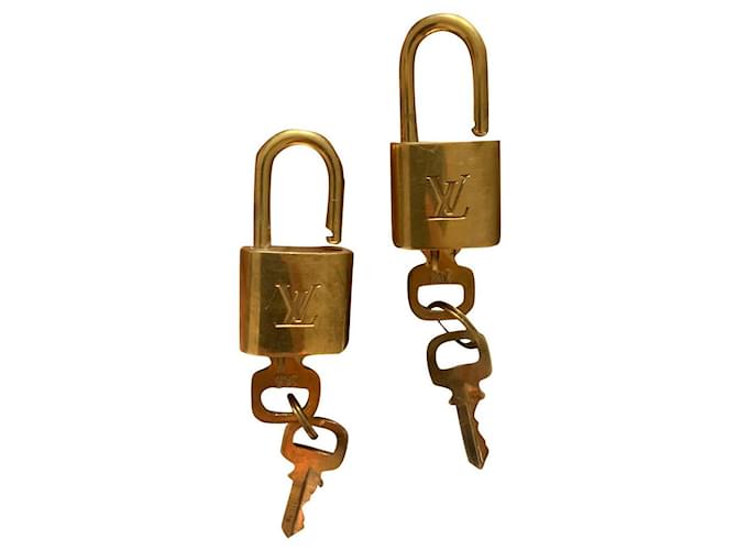 Louis Vuitton Encantos de saco Dourado Metal  ref.395414
