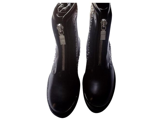 Botines Alexander McQueen en piel negra con puntera metálica Negro