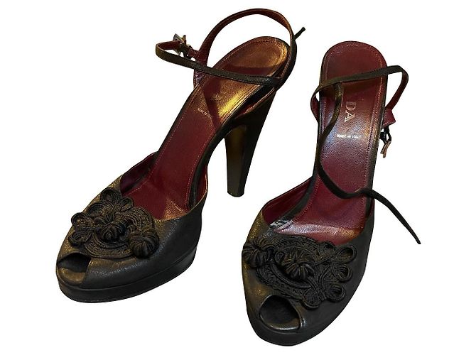 Prada Sandalen aus schwarzem Strukturleder mit Peep Toe