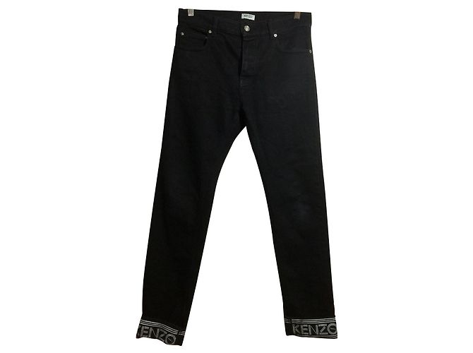 Vaqueros Kenzo con vuelta de marca en blanco y negro