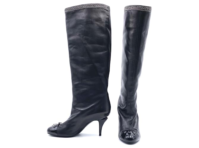 Chanel boots in black leather with patent toes & bow & silver chain trim  ref.398722