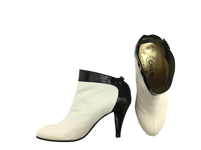 Chanel Stiefeletten aus weißem Leder mit schwarzem Lackbesatz  ref.399210