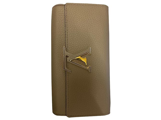 Louis Vuitton Cartera Capucines Beige de piel Taurillon