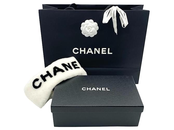 Banda Chanel em pele branca nova Preto Branco  ref.399699