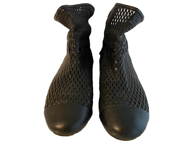 Chanel Botas de tornozelo Preto Couro  ref.400872